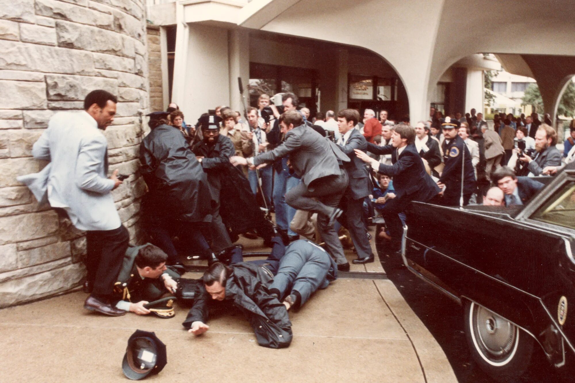 Покушение на террористический акт. Покушение на Рональда Рейгана 1981. Рональд Рейган покушение. Джон Хинкли покушение на Рейгана. Рональд Рейган Assassination.