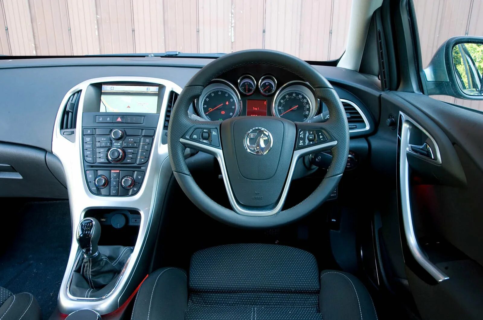 Почему на машине опель. Opel Astra Sports Tourer 2013. Opel Astra 2012 Interior. Opel Astra Sports Tourer 2012. Opel Astra 2015 салон.
