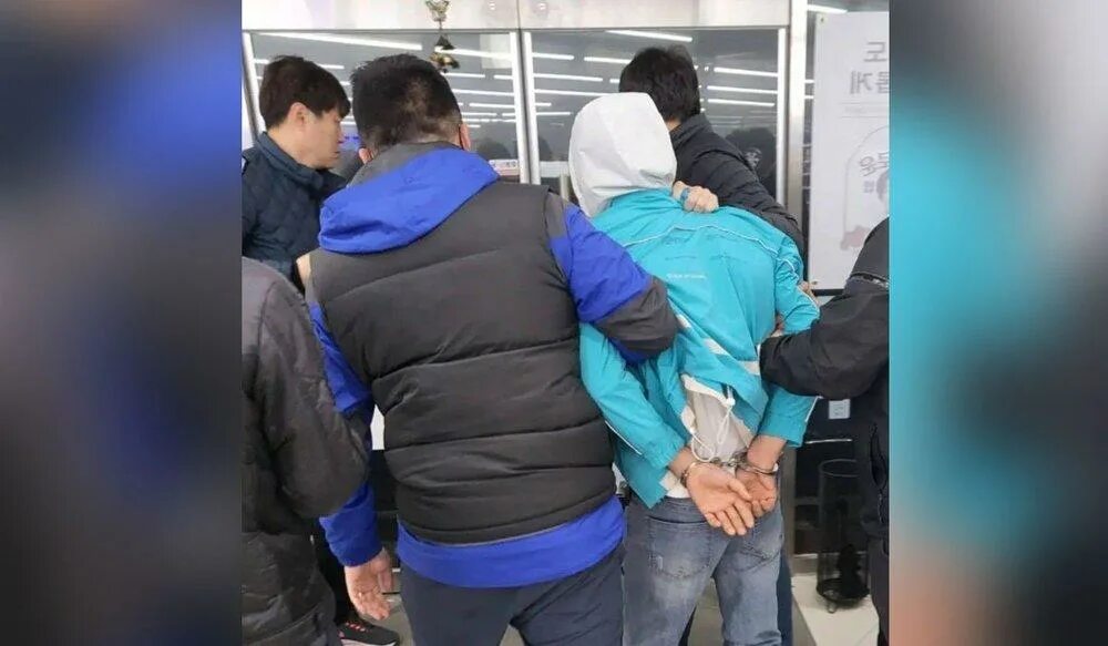 Казахстан сбежавшие. Жители Кореи. Люди в аэропорту. Казахские парни. Местные жители Кореи.