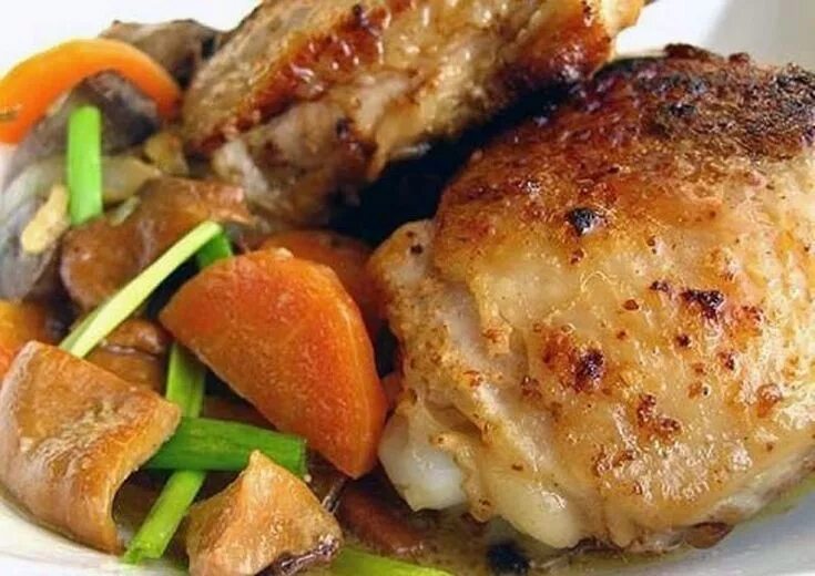 Курица с овощами на сковороде. Бедрышки куриные с картошкой в духовке. Куриные бедрышки с овощами рецепт. Запеченные кабачковые кружочки с курицей. Куриные бедрышки на овощах.