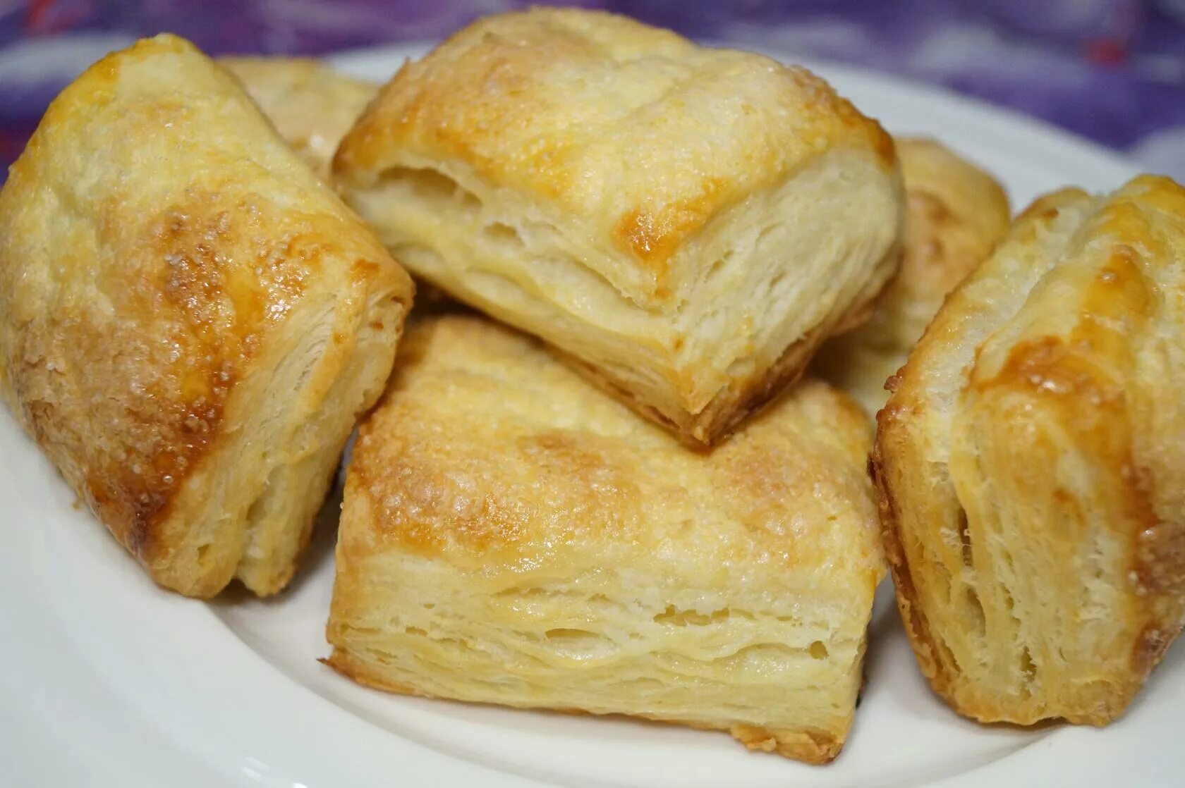 Замешиваем тесто на сырники. Можно использовать просроченное тесто. Можно использовать просроченное тесто. Дрожжевое тесто готовое. Тесто для пирожков.