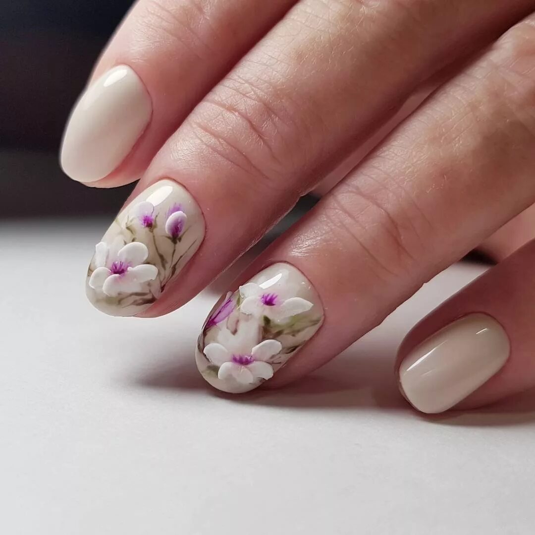 Весенний маникюр на короткие ногти 2024 год. Маникюр с цветами. Ногти с цветочками. Весенние ногти. Цвет ногтей.