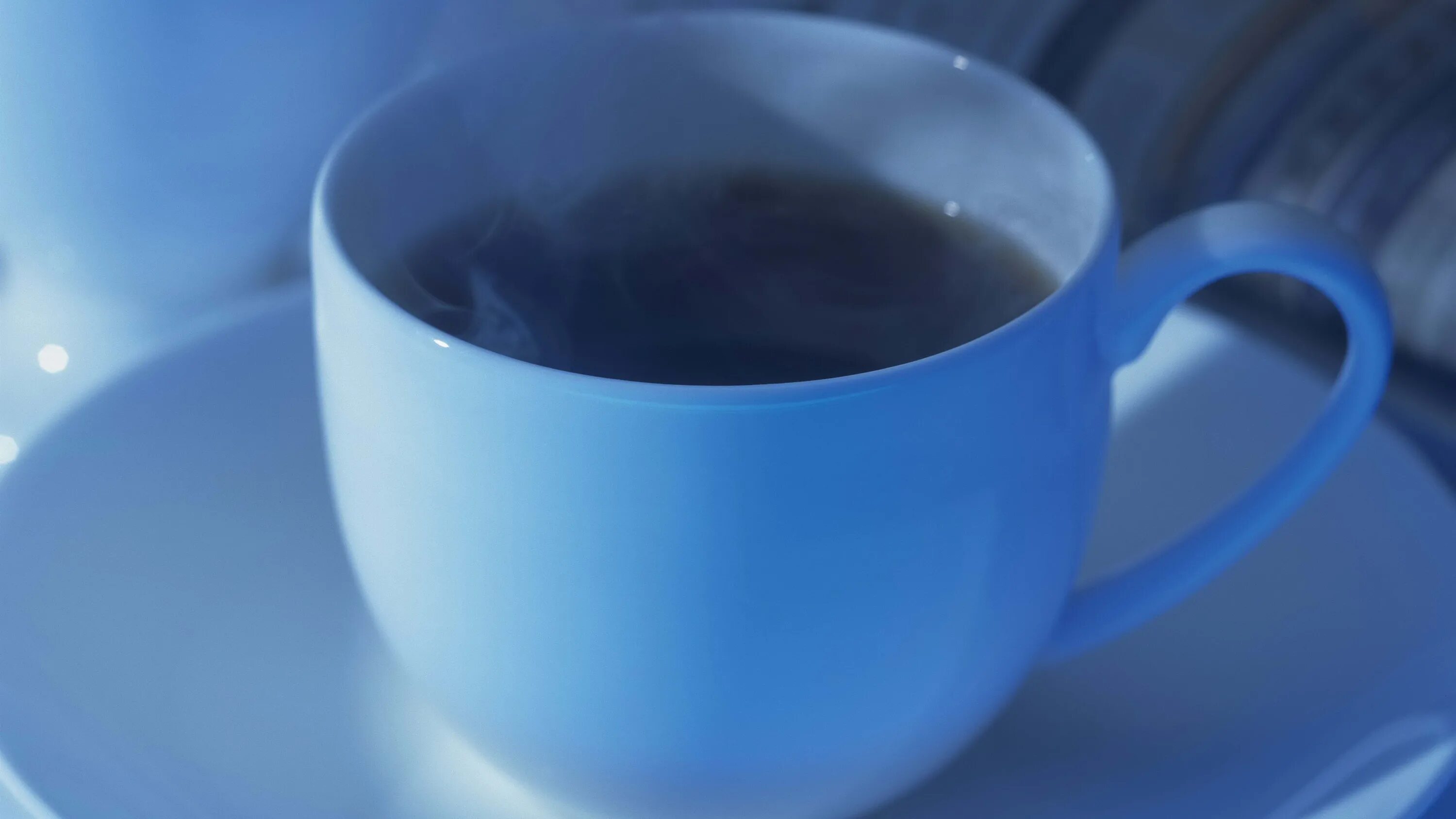 Кофе в голубой чашке. Синяя чашка кофе. Голубая чашка. Синий чай в чашке.