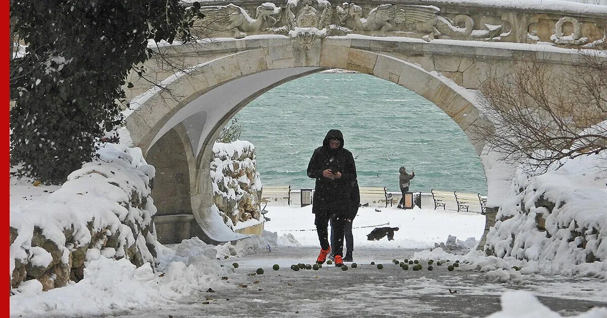 Снегопад в москве. Человек удивляется снегу. 18 будет снег. Снежная зима в подмосковье. 18 будет снег.
