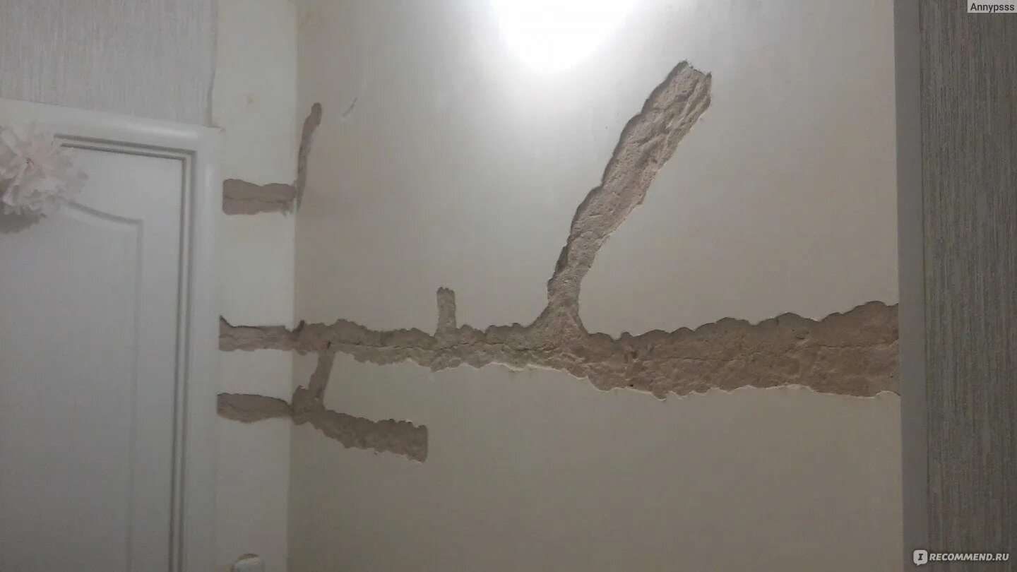Трещина в стене. Горизонтальные трещины в стене. Трещина в стене в квартире. Вертикальные трещины в стенах.