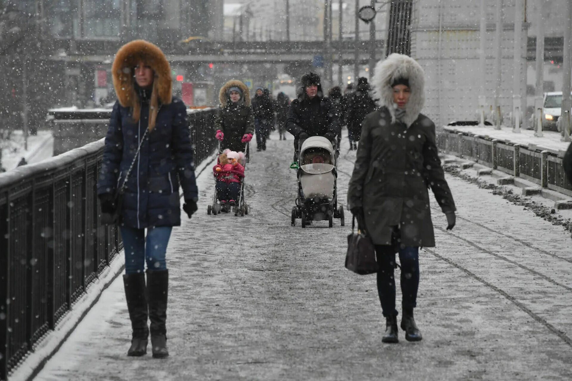 В чем сейчас ходят люди. Люди зимой на улице. Люди на улицах Москвы зимой. Люди в Москве зимой. Люди москвичи в зиме на улице.