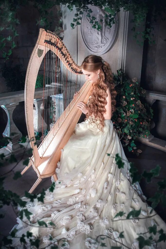 Девушка с арфой картина. Девочка с арфой. Оксана егорова арфа. Ирина афанасьева арфа. Женщина с арфой.