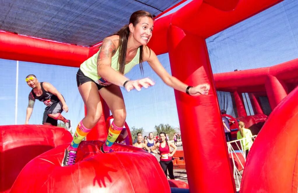 Полоса препятствий бег. Американская полоса препятствий вайпаут. Полоса препятствий спецназа. Препятствие в америке. Американские солдаты 1940.