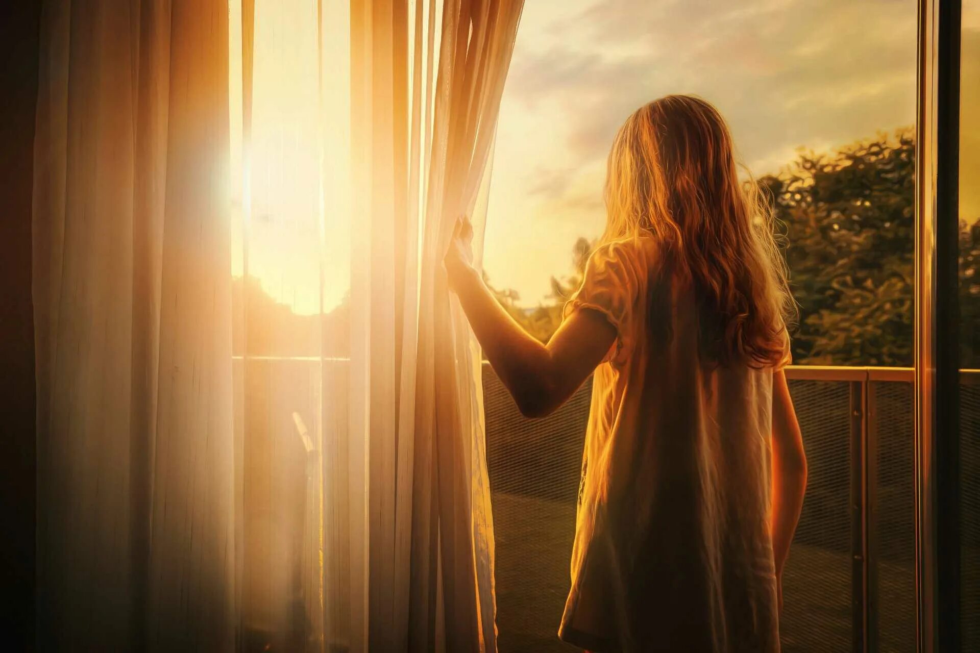 За окном светило солнышко. Девушка на рассвете. Девушка в солнечных лучах. Девушка и солнце. У окна.