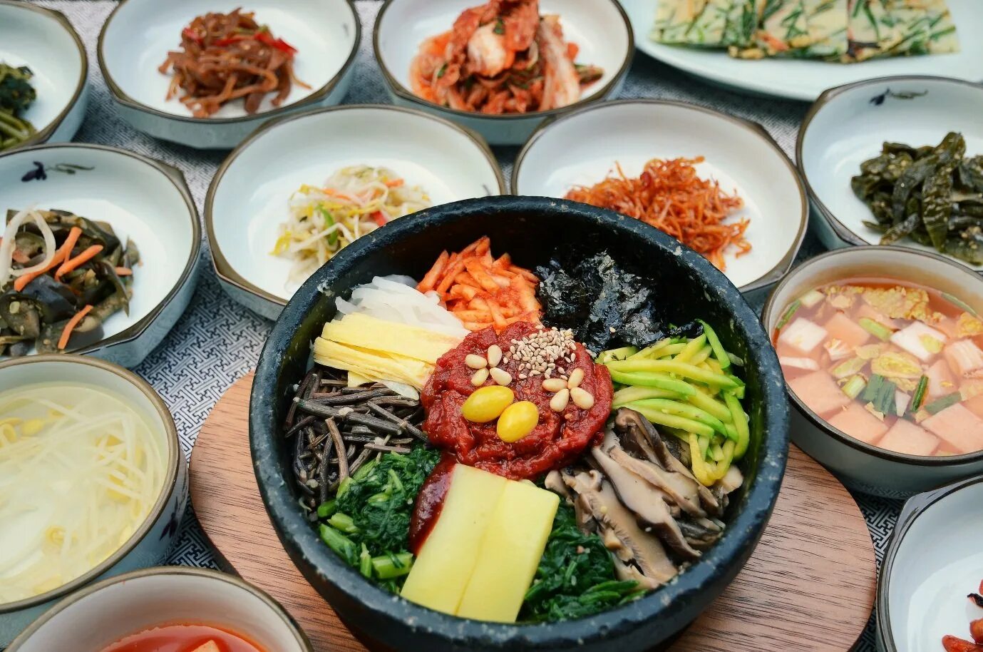 Корейский ужин. Национальная Южная корейская кухня. СЯМИ корейское. Корейский пибимпаб. Южная Корея еда кимчи.