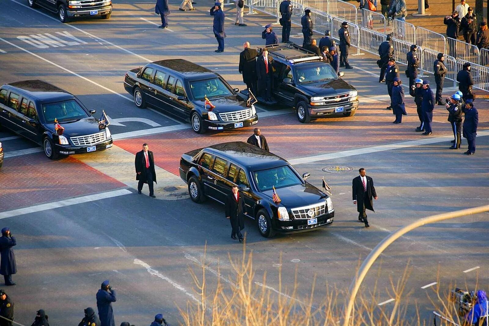 Примета кортеж. Кортеж президента сша охрана. кадиллак лимузин президента сша.