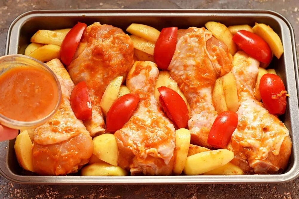 Бедра куриные на гриле соус. Курица с овощами. Ножки с помидорами в духовке. Бедрышки в маринаде. Куриные ножки с овощами в духовке.