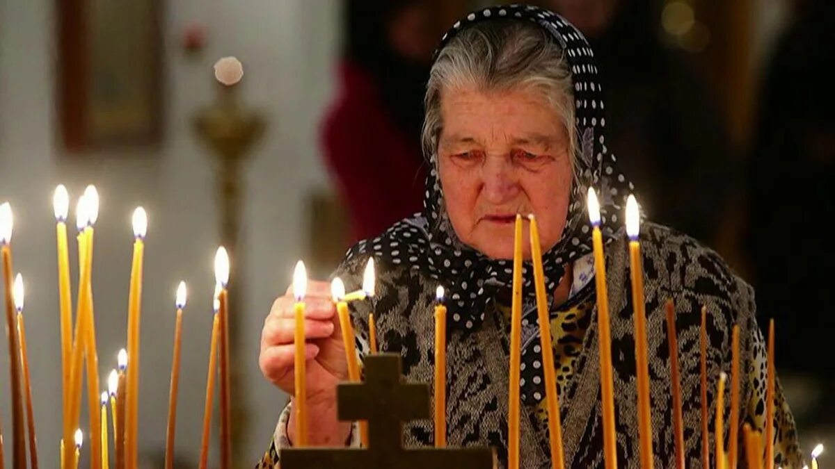 Бабушка молится. Старушка молится. Старушка в храме. Старушка в храме. Бабушки молятся.