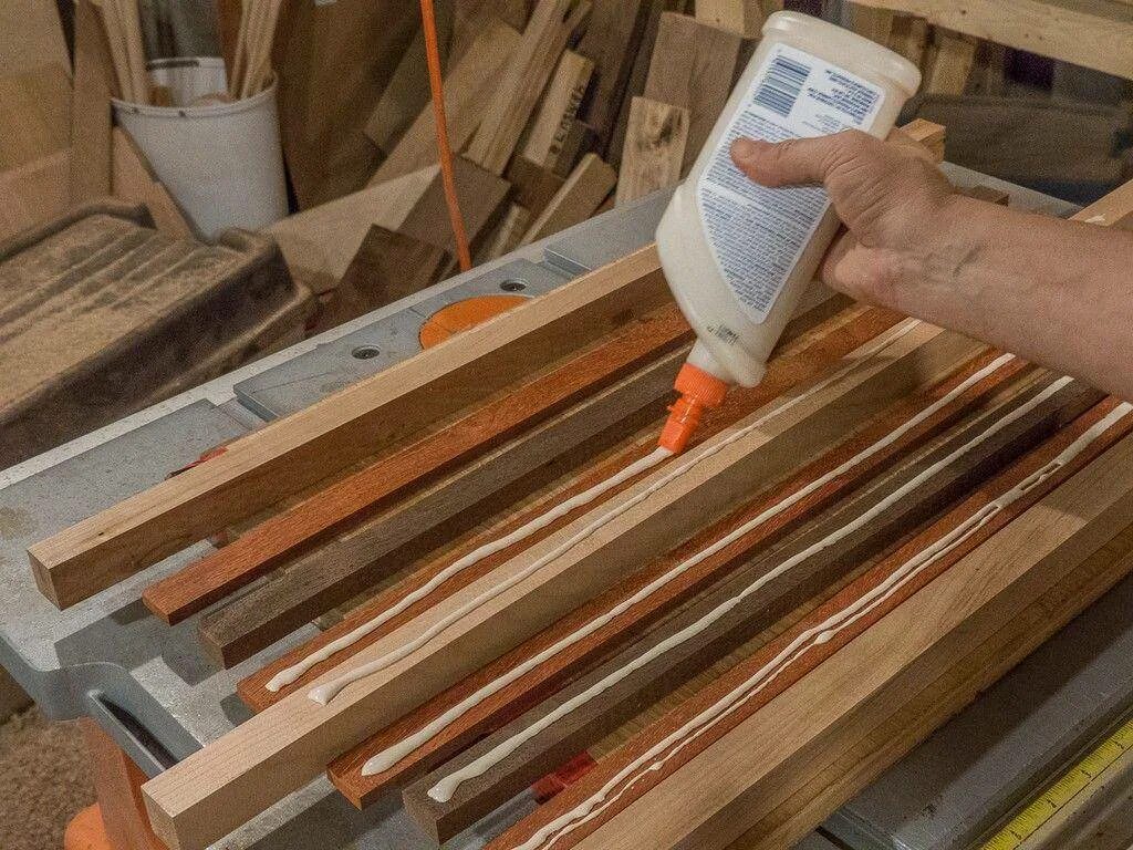 Склеивание деревянных щитов. Склейка деревянных брусков. Склеивание древесины. Клеить дерево. Склеивание деревянных деталей.