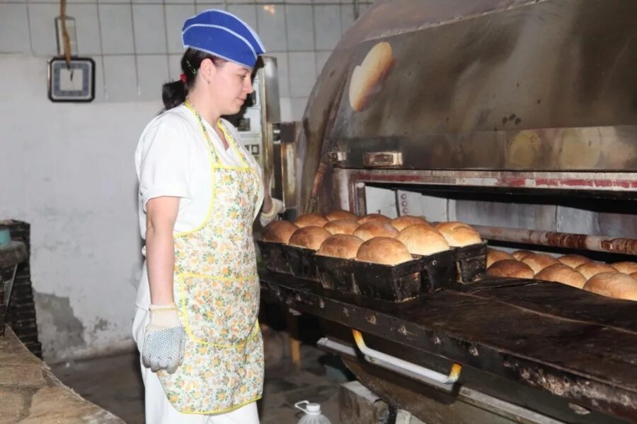 Видео печь хлеб. Выпечка хлеба на хлебозаводе. Хлеб в печи. Пекарня пекут хлеб. Хлеб в печи на хлебозаводе.