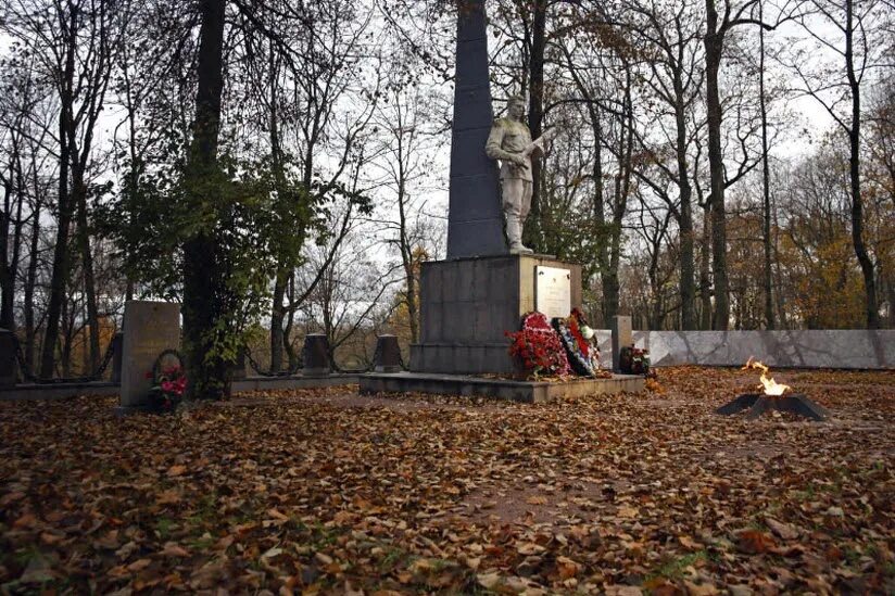 Красное село мемориал братская могила. Братская могила спб красное село. Памятник узникам нацизма в красном селе. Красное село мемориал. Вечный огонь красное село.