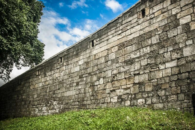 Римские стены. Римская стена. Каменная стена в центре Рима. Римские стены в Йорке.