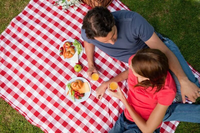 Как играть с друзьями eyes. Семейная фотосессия пикник. Мальчик лежит на одеяле для пикника. Семейный пикник фотосессия Москва. Фото пикника одеяло на двоих.