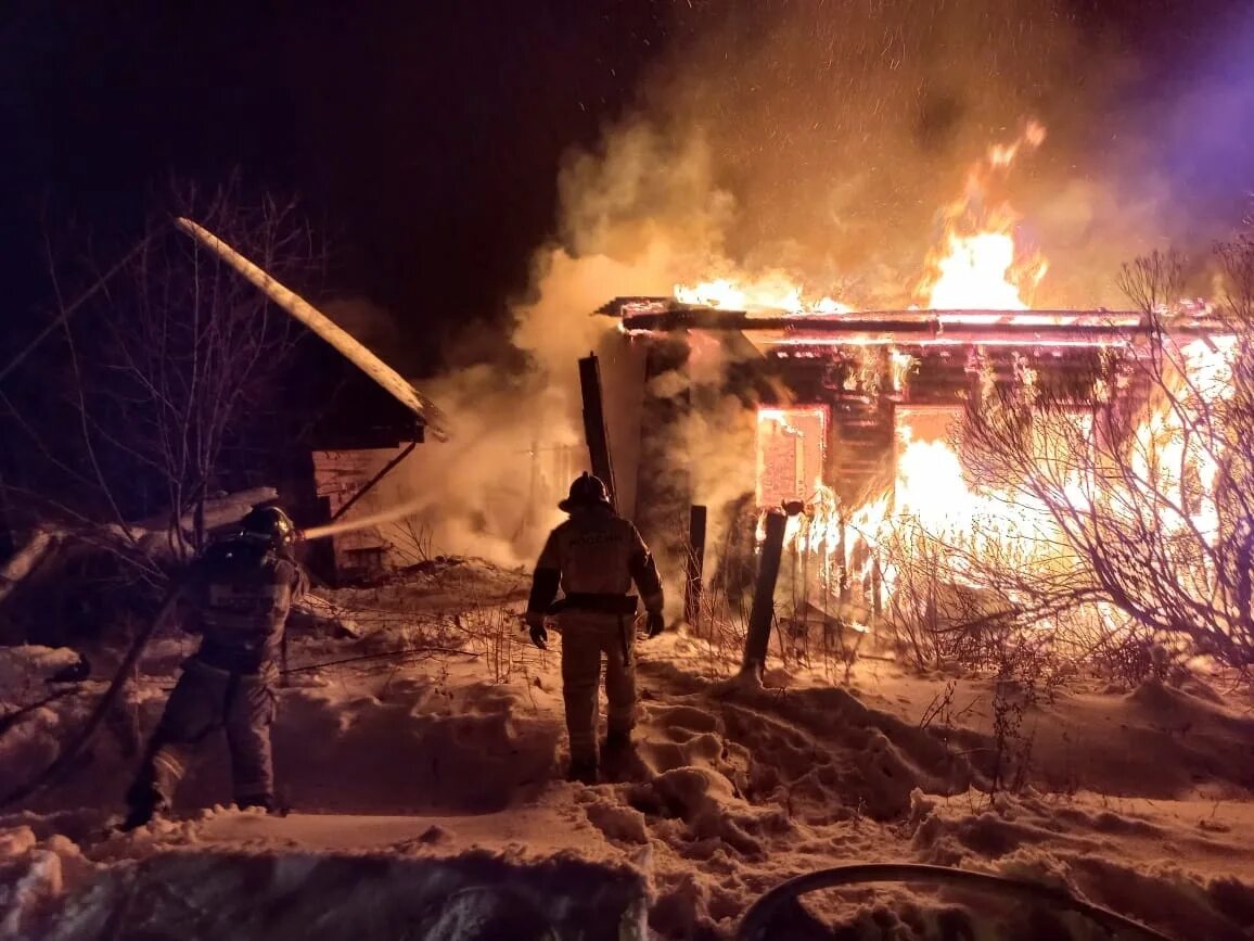 Пожар в деревне Шумбаш Пировский район. Деревня Тимирязева Качугский район. Пожар в Соколе Вологодской. Сгоревший дом. В городе сгорел дом