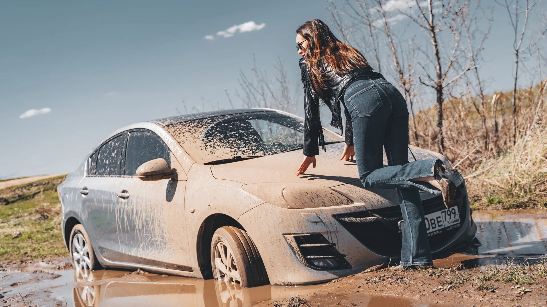 Застряла в машинке 18. Car Stuck. Car Stuck in Mud. Car Stuck girl.