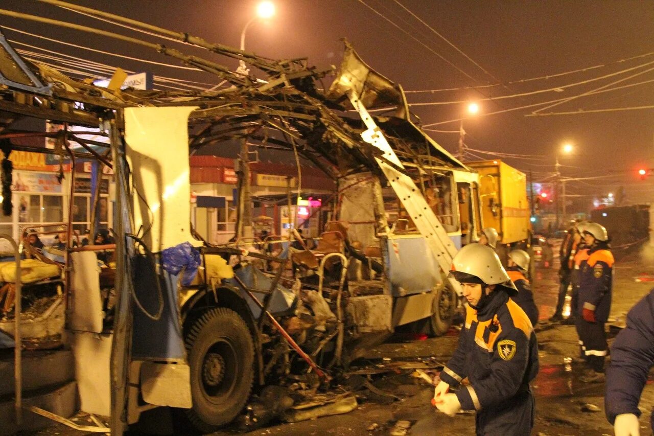 Взрыв троллейбуса в Волгограде. Теракт 30 декабря в Волгограде. Взрыв вокзала в Волгограде 2013. Взрыв троллейбуса в Волгограде 30 декабря 2013.