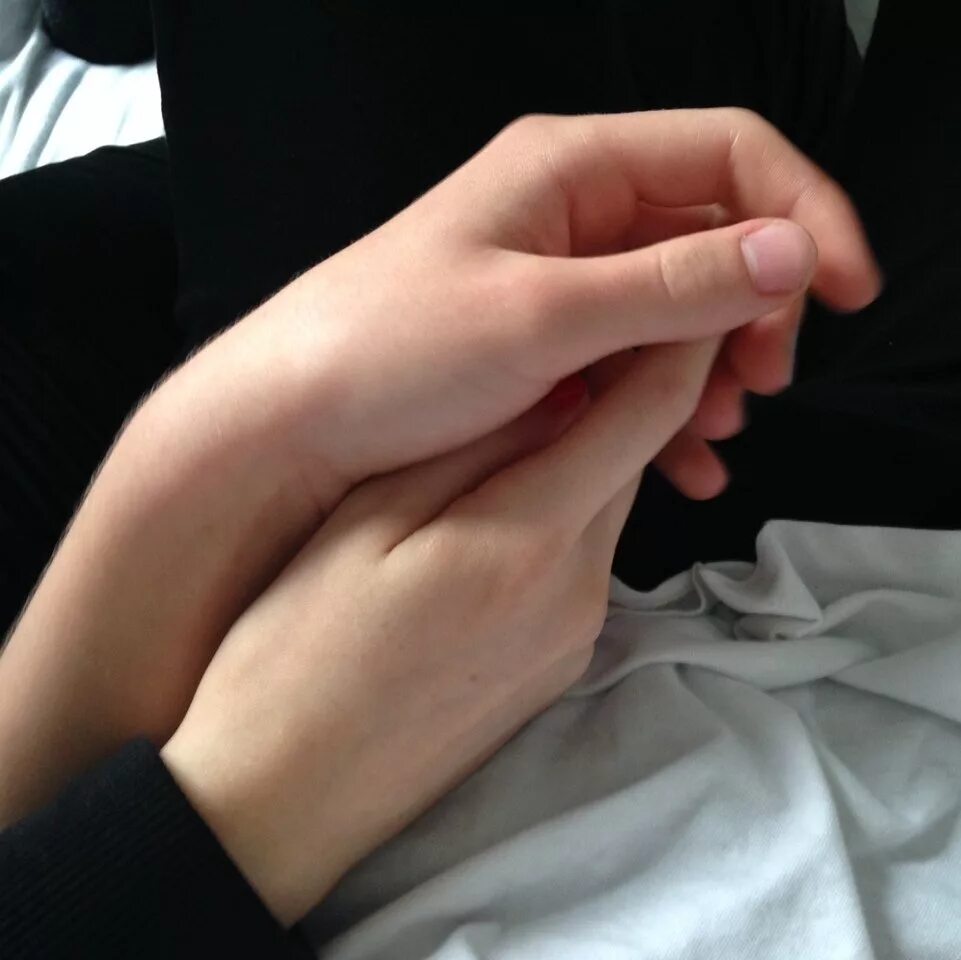 руки пары. держатся за руки. парень держит девушку за руку. девушка на руках у парня. парочка держится за руки.