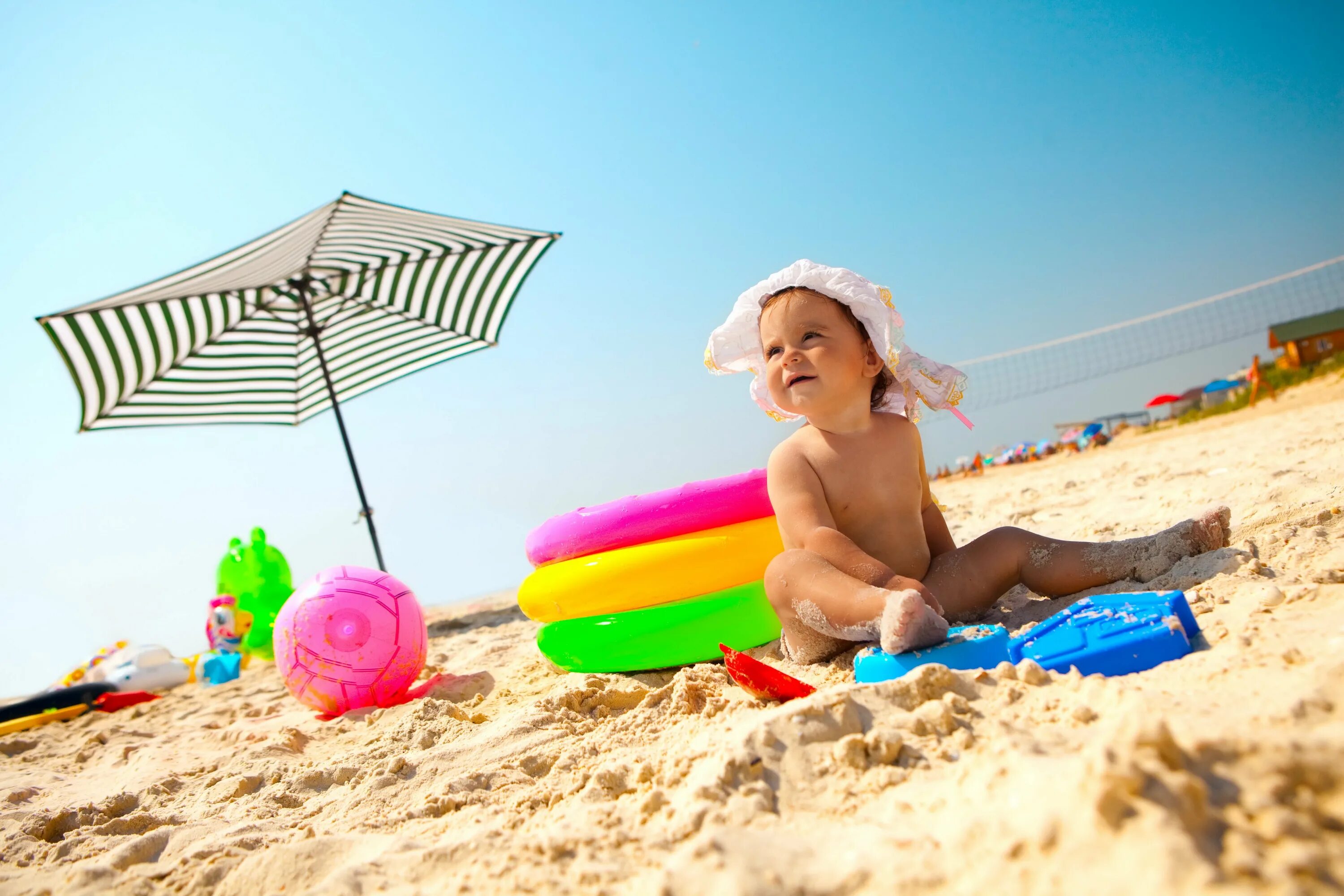 Море песок ребенок. Дети на море. Малыш на море. Малыш на пляже. Лето море пляж дети.