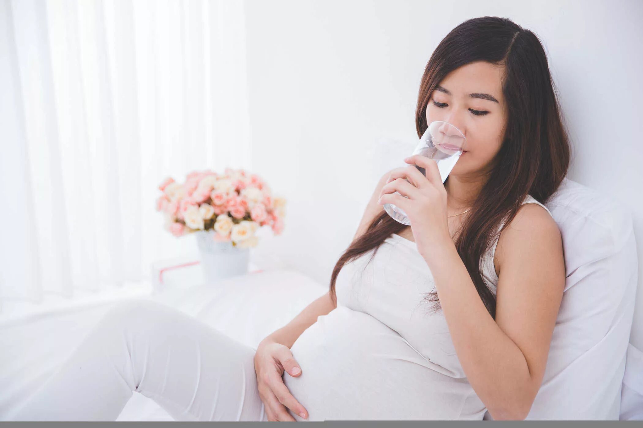 Воды беременность. Азиатские беременные женщины. Питье беременных. Красивые беременные азиатки.