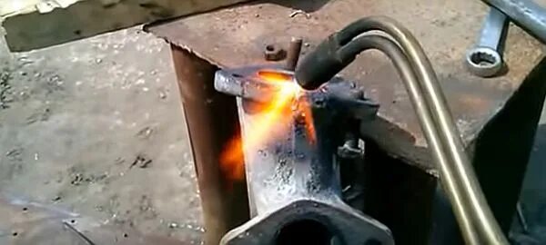 Электроды для сварки чугуна. Сварка чугуна латунным электродом. Как заварить чугун электродом. Полугорячая сварка чугуна. Сварка чугуна электродом полярность.