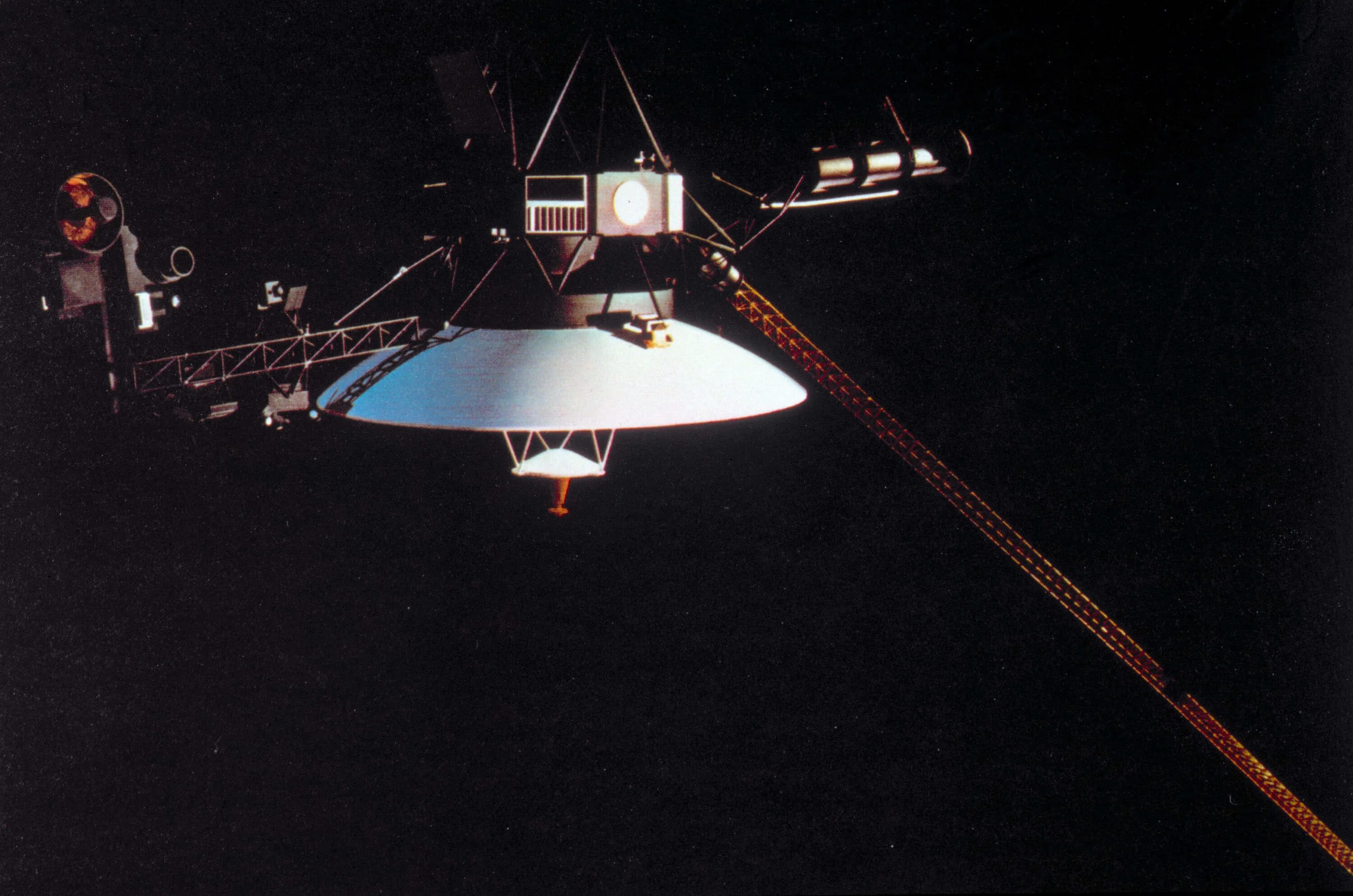 Первые космические зонды. Космический аппарат Вояджер-1. Вояджер 1977. Вояджер-2 космический аппарат. Вояджер-1 автоматическая межпланетная станция.
