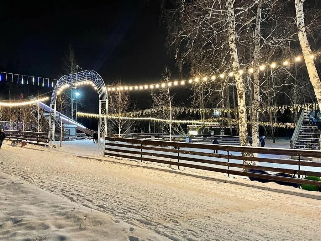 парк 30 лет влксм в омске аттракционы. парк 30 лет влксм в омске горки. парк влксм омск горки. горки парк омск 30 лет влксм. каток в парке 30 лет влксм омск 2022.