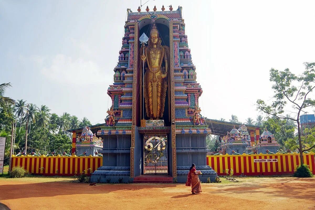 Включи temple. Индуистский храм Шри Ланка. Катарагама Шри Ланка. Храм Шивы Шри Ланка. Индуистский храм на Шри Ланке.