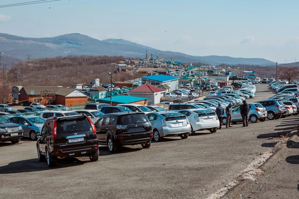 Приморский край авто тойота. Рынок зелёный угол Владивосток. Рынок авто Владивосток зелёный угол. Зеленый угол в 2000. Рынок зеленок угол Владивосток.