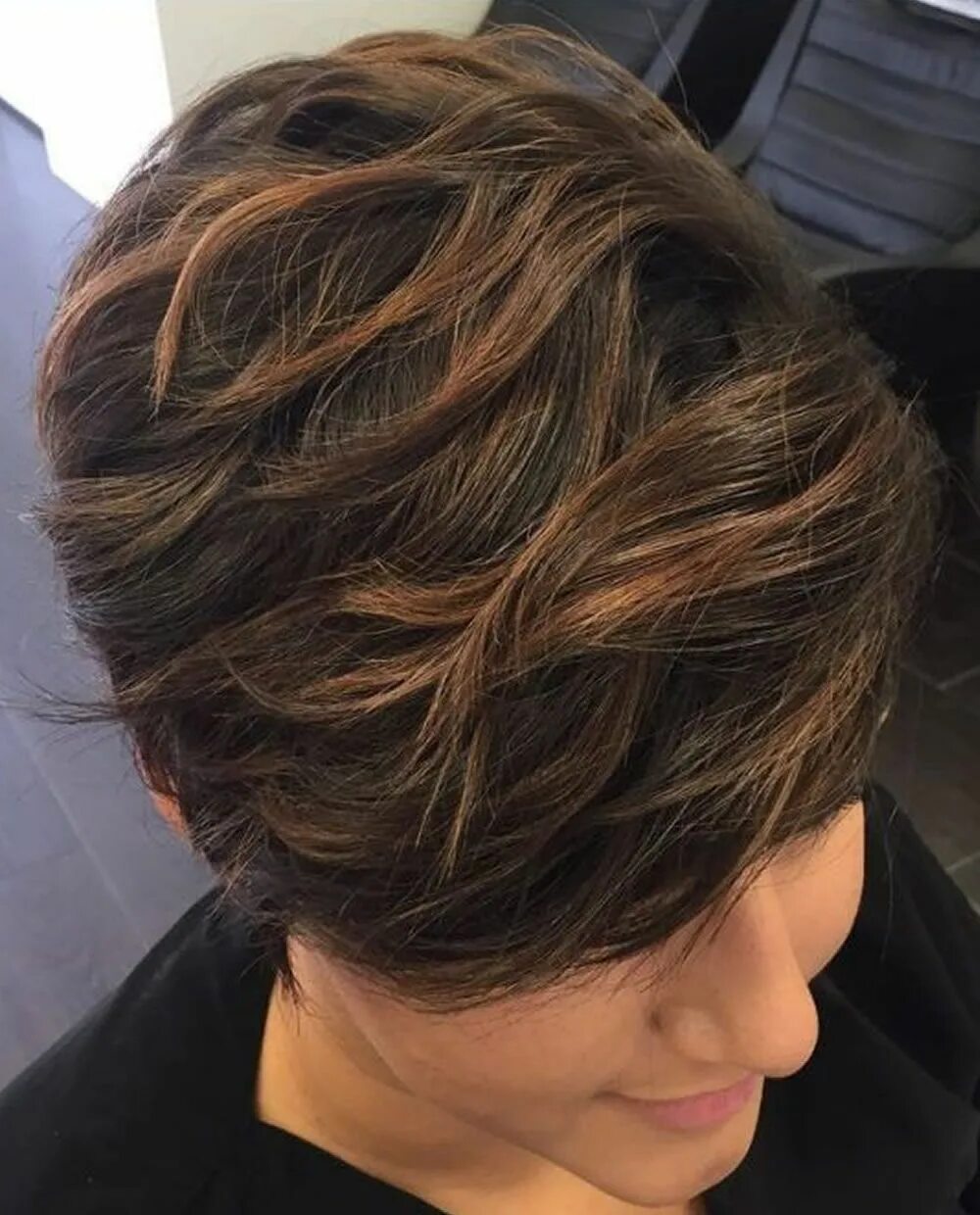 мелирование на темные волосы с челкой. мелирование на черных волосах. мелирование на черные волосы. балаяж на пикси темные. мелирование на очень темные.