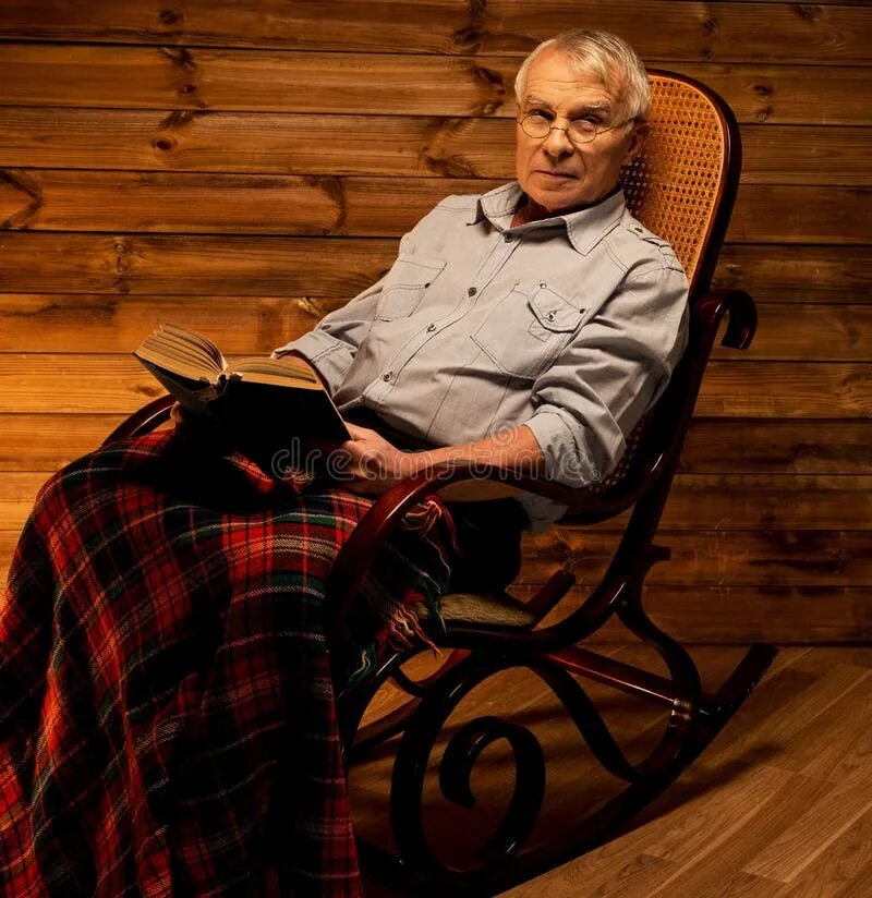 Мужчина старше читать. Мужчина на креслокачалке. Мужчина в кресле качалке. Дед в кресле качалке. Старик в кресело Качаке.