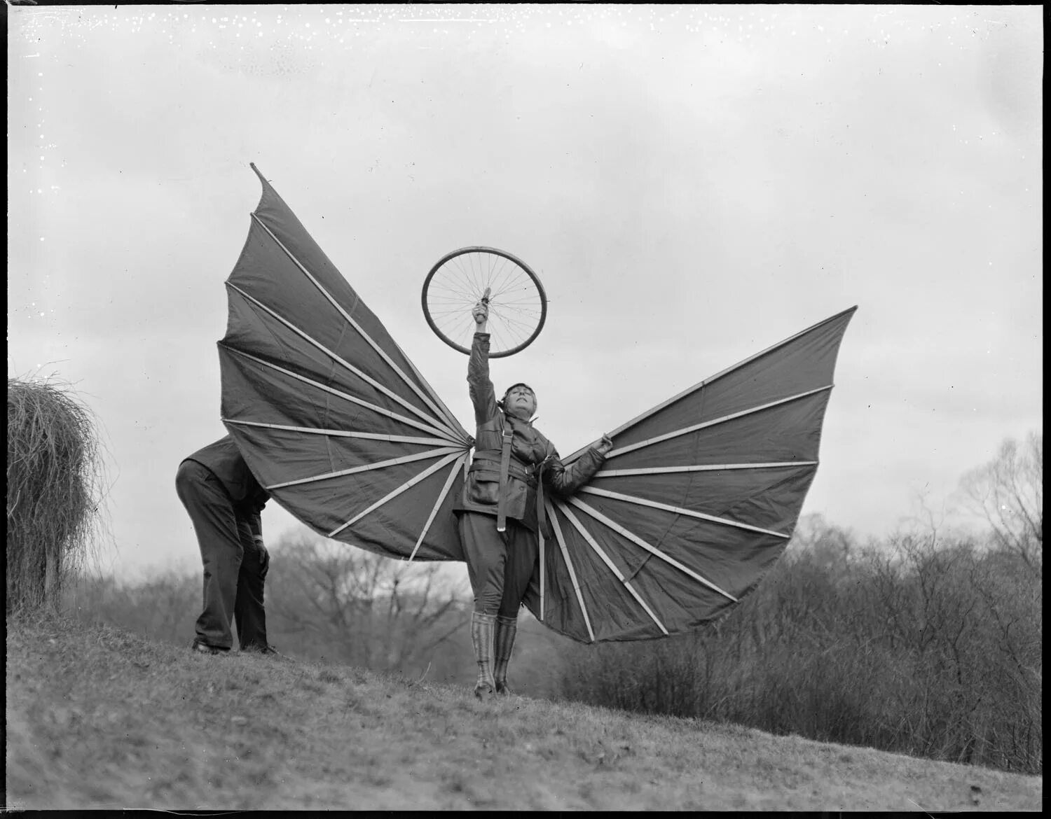 Крылатый костюм. Крылья для человека чтобы летать. Старые летательные аппараты. Первые Крылья для полета. Первые летательные аппараты.