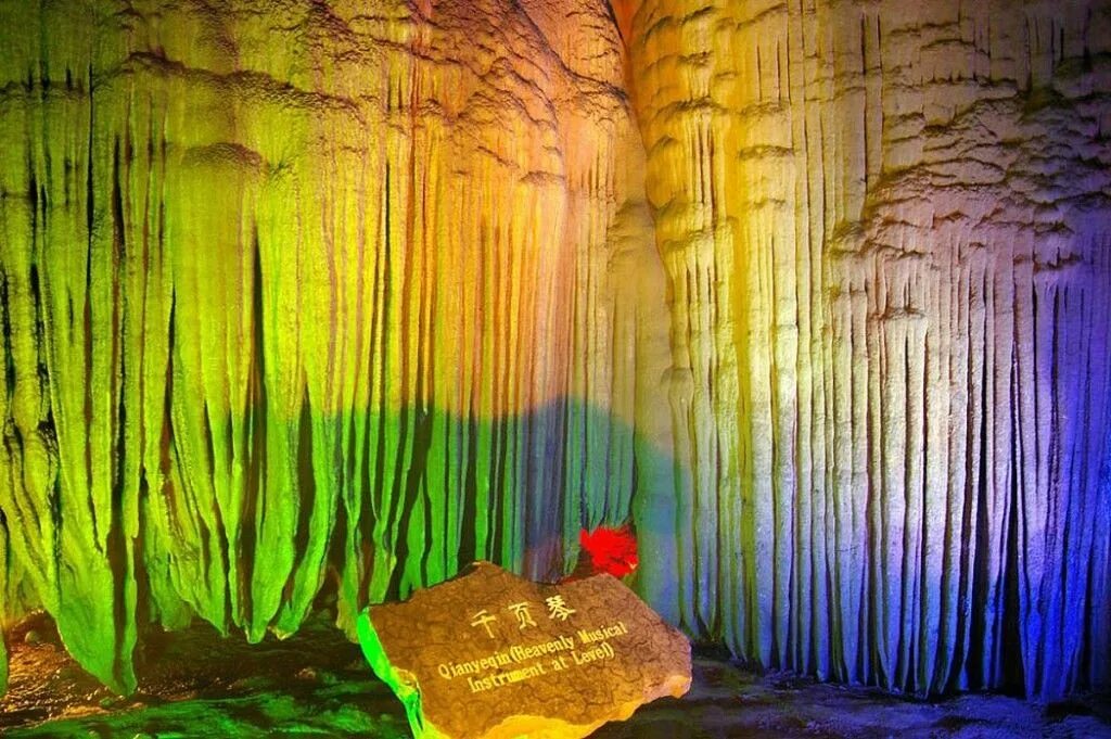 Big mother nature cave. Пещера тростниковой флейты. Пещера тростниковой флейты Гуйлинь. Пещера тростниковой флейты в Гуйлине, Китай. Пещера корона Гуйлинь.