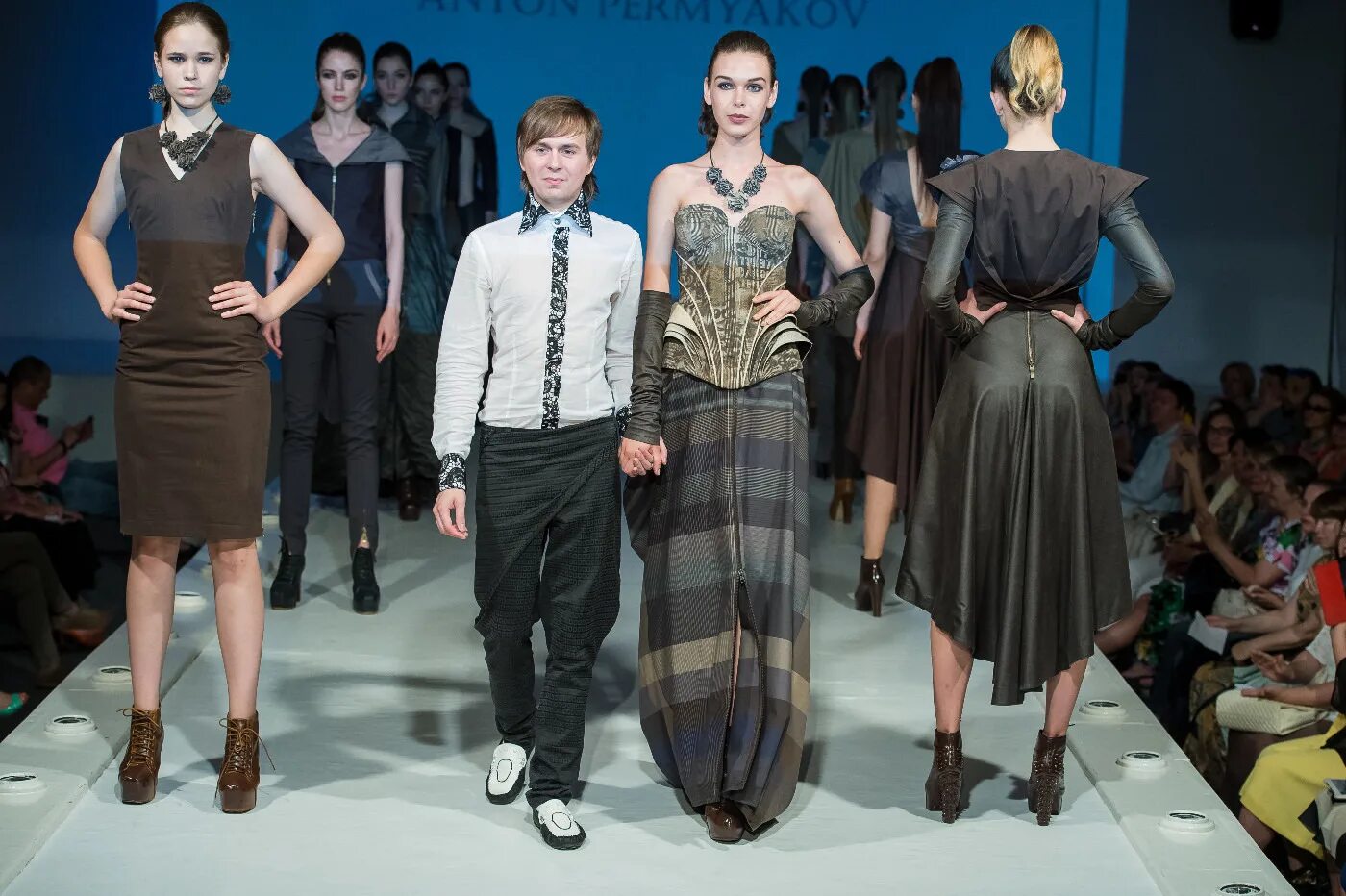 дизайнерские платья от петербургских модельеров. мода молодежи 2022. мода будущего. модельеры санкт петербурга. петербургские дизайнеры лето показ.