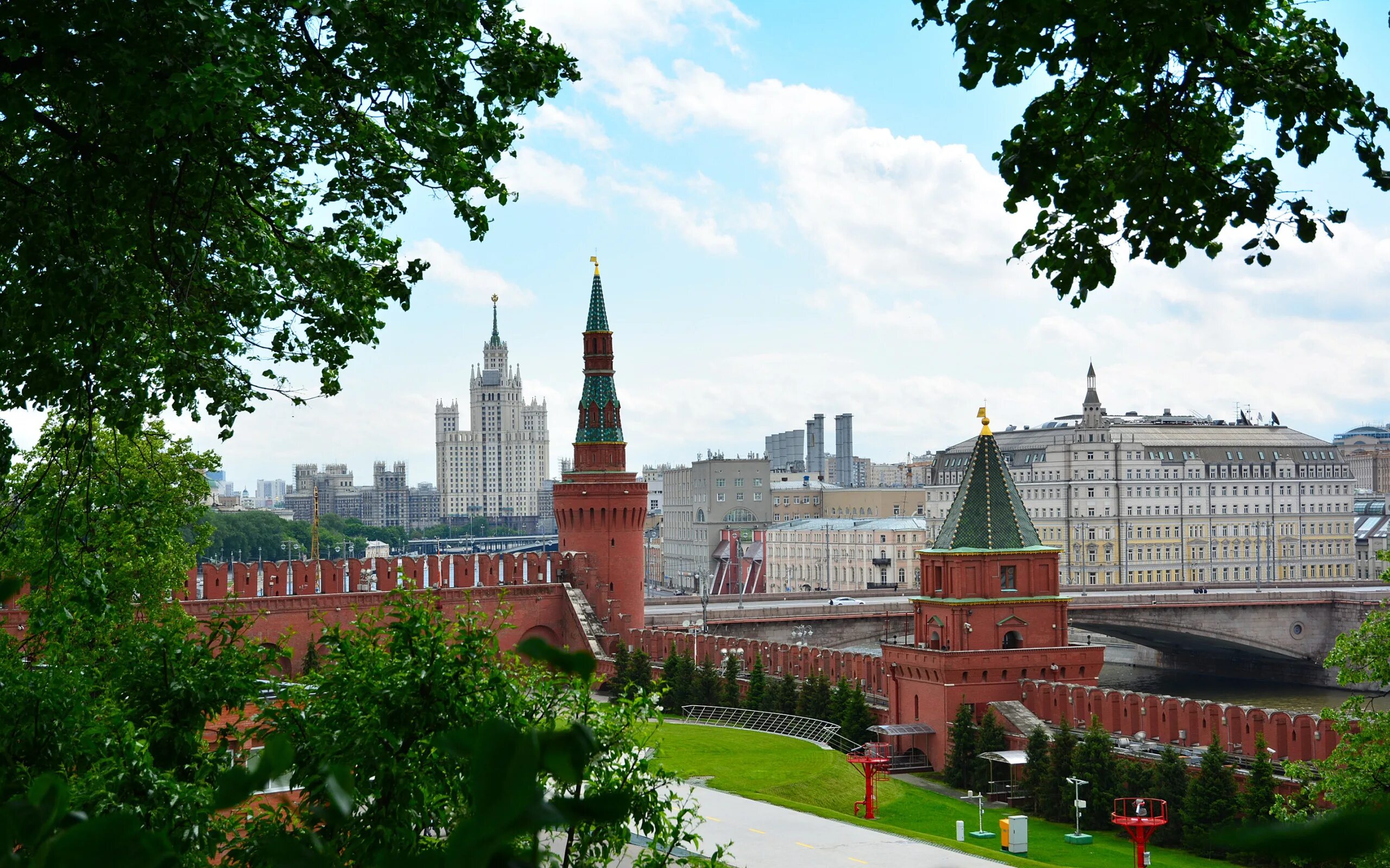 Кремлевский вид. Москва Кремль лето. Московский Кремль вместе с прилегающей к нему красной площадью. Московский Кремль территория весной. Кремль 2000.