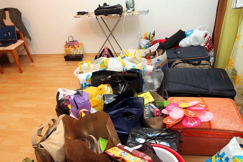 съемное жилье. квартира пакета. пакет в подъезде. собранные сумки в квартире. собранные вещи.