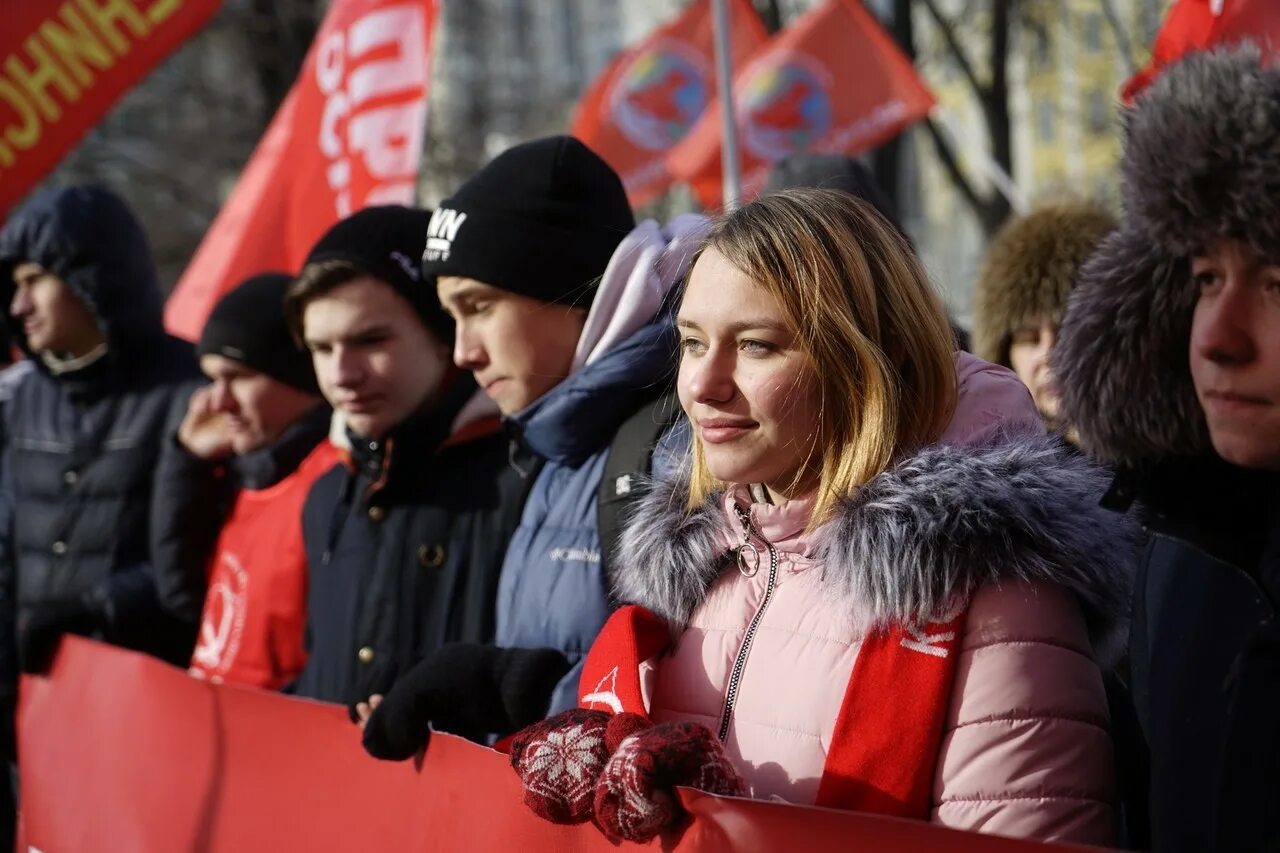 Митинг девушек. КПРФ девушки. КПРФ молодежь. Коммунисты молодежь. Молодежь за КПРФ.