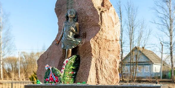 Памятник детям ленинграда деревня лычково. Памятник детям в лычково. Памятник детям в лычково. Памятник ленинградским детям на станции лычково. Станция лычково.