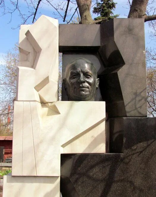могила хрущева на новодевичьем кладбище. памятник хрущеву на новодевичьем кладбище. памятник н. новодевичье кладбище хрущев. памятник хрущеву на новодевичьем.