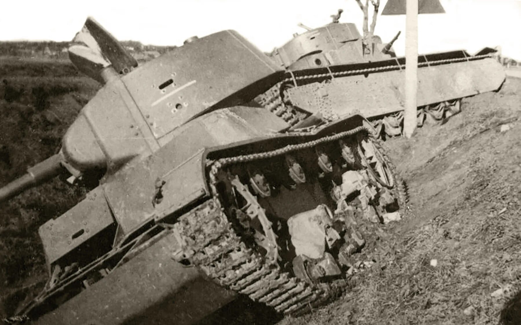 Дубно сражение 1941. Танковое сражение 1941 под дубно. танковая битва под дубно 1941 год. танк т-35 битва под дубно. танковый бой под дубно в 1941.