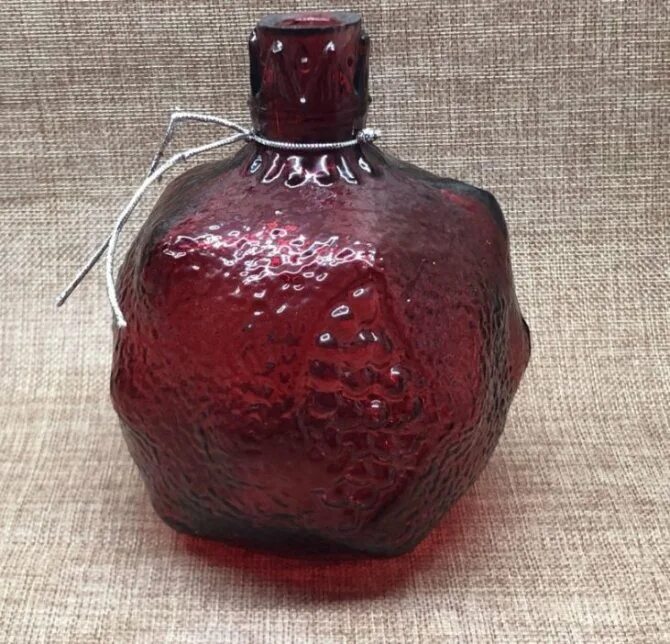 Армянское гранатовое вино pomegranate. Кожаная бутылка гранат. Гранатовая бутылка. Бутылка в виде гранаты. Гранатовое вино 365 армения.