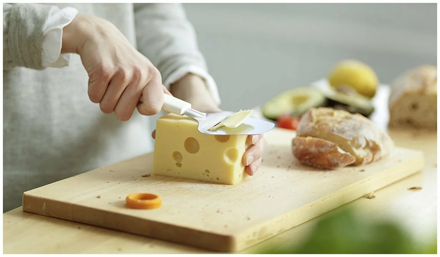 Продавщица сыра. Продавец режет сыр. Товаровед сыра. Большие куски сыра. Злая кассирша в магазине.