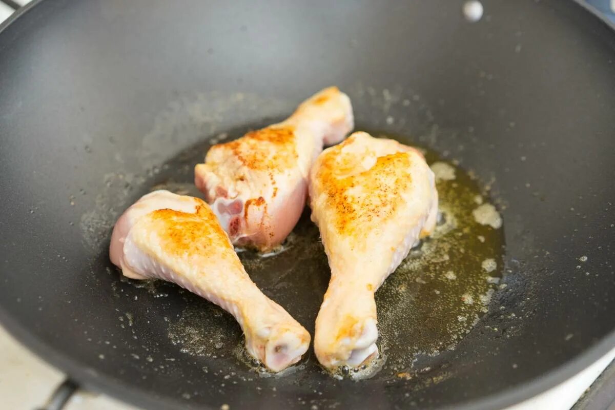 Куриные голени на сковороде. Жареные ножки. Голень курицы на сковороде. Ножки курицы на сковороде.