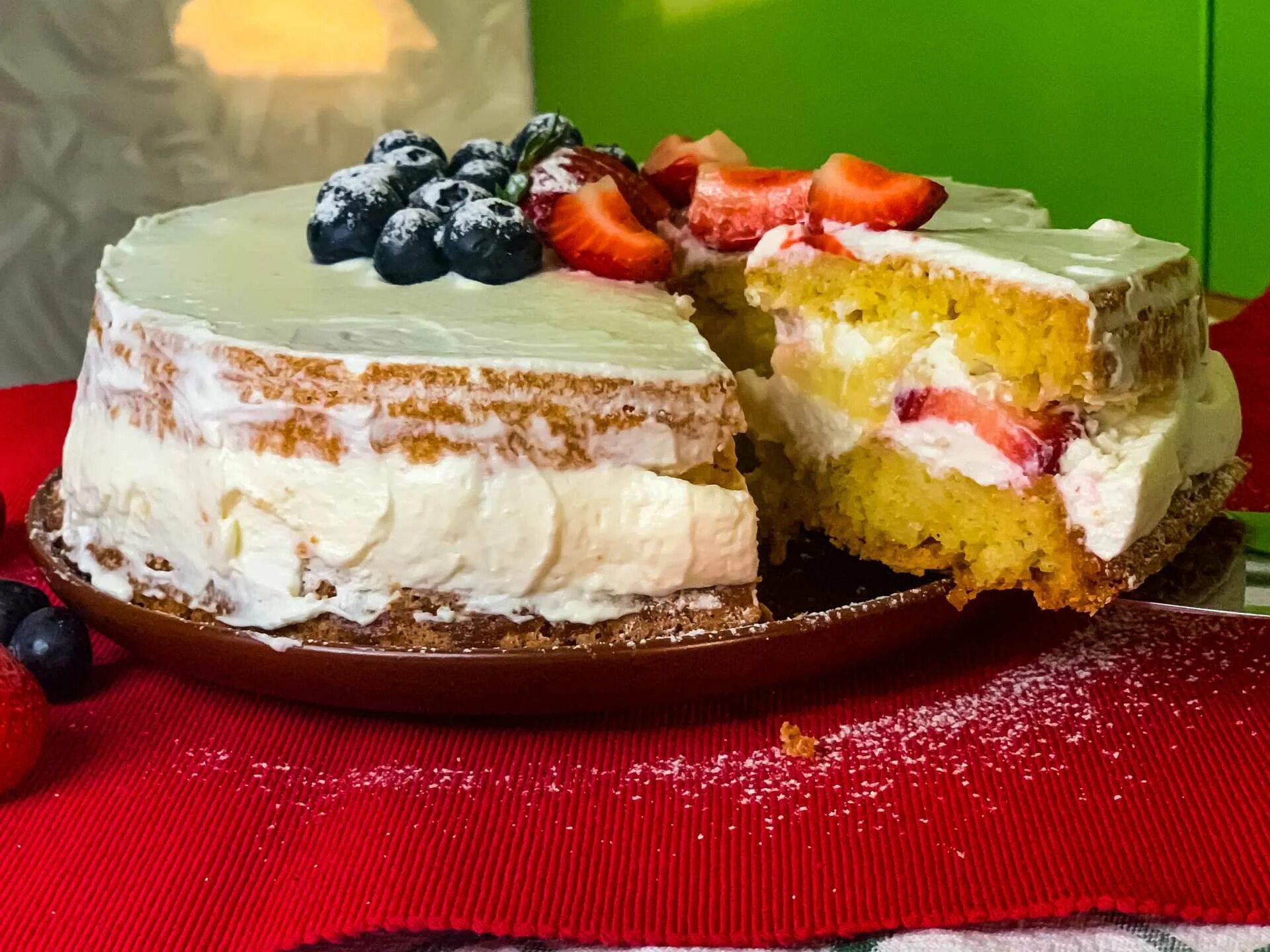 Творожный крем для бисквитного торта рецепт. Торт ванильный: ванильный бисквит, крем-чиз,. Бисквитный торт с кремом чиз. Торт с прослойкой конфи. Бисквитный торт с малиновым конфи.