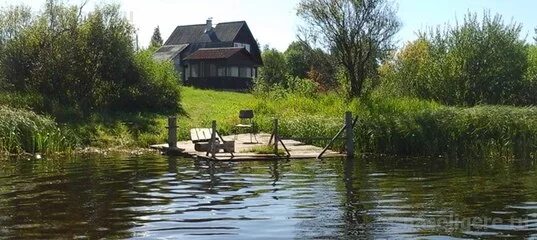 Домик на берегу реки в Тверской области. Озеро Вселуг рыбалка. Старый дом на берегу пруда. Теплень Пеновский район. Дома у реки тверской области