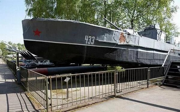 Дк судоверфь. Судостроительный завод волгоград красноармейский. верхняя судоверфь волгоград. памятник судоверфь волгоград завод. верхняя судоверфь волгоград поселок.